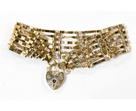 A 9ct. gold gate bracelet with padlock clasp approx 11 grms