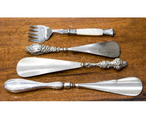 Filled silver handled shoe horns and a Sardine fork with silver and mother of pearl handle (4)