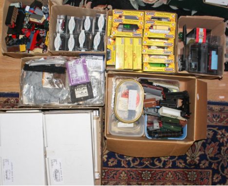 Model train kits including Judith Edge, unboxed plastic trains and wagons, scale model cars etc (7 boxes)
