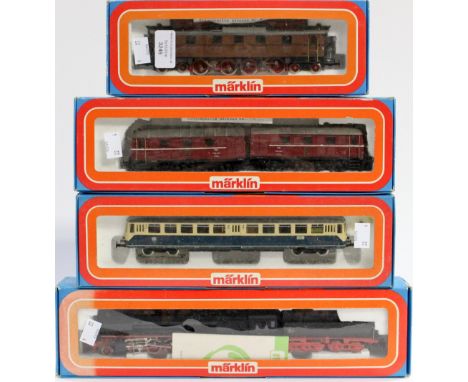 Marklin: Marklin Digital HO No.3102 2-6-8-0 DR 530001 Locomotive and 10-wheel Bogie Tender, black livery, together with three