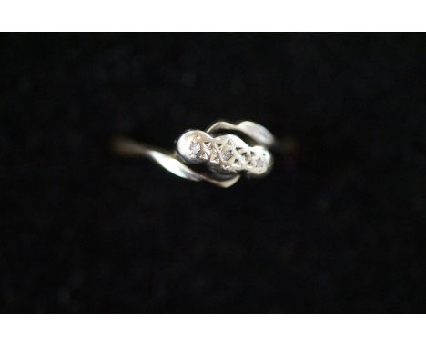 9ct Gold &amp; platinum ring set with chip diamonds Size K