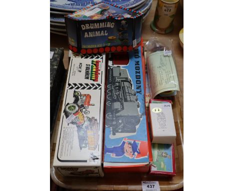 Tray of assorted tinplate clockwork toys to include: drumming panda, tractor and trailer, antique golf game, speedboat etc. (