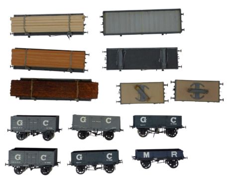 Kit built O gauge rolling stock, including plate wagon, Bogie bolsters, plank wagons, etc. (1 tray)
