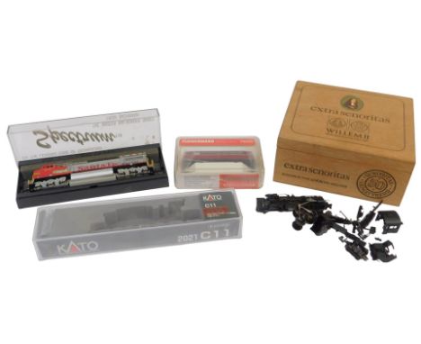 Fleischmann Piccolo 7400 train, Spectrum Santa Fe Master Railroader Series from Bachmann, both boxed, other loose trains and 