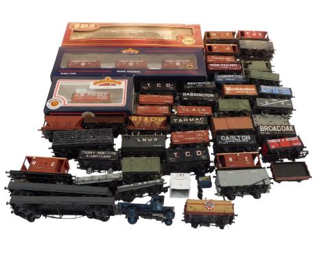 Various OO gauge rolling stock, including Bachmann, Peco, Airfix, etc. (1 tray)