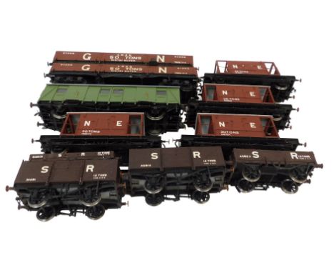 Kit built O gauge rolling stock, including 20 ton brake vans, 50 ton wagons, Southern Railway luggage van, etc. (1 tray)