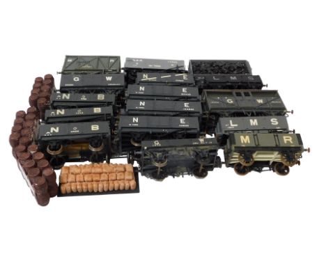 Kit built O gauge rolling stocks, including plank vans, ventilated vans, wagon loads, etc. (1 tray)