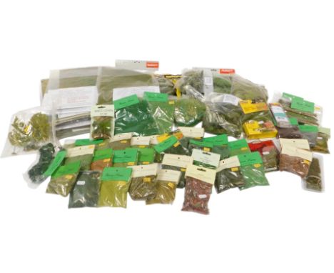 Various grass and grass mats, including Gauge Master grass mat, scenic mats, grass flock, mixed lichen, etc. (1 box)