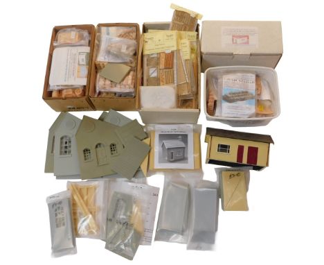 Various O gauge accessories, including wagon loads, real wood traditional pale gate frame sets, plastic building frontages, e