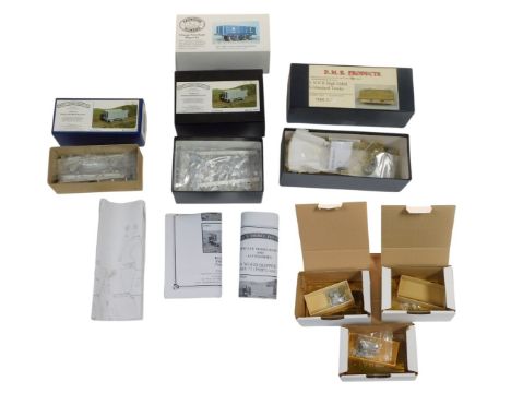 Various O gauge kits, including Parkside Dundas PS11 LNER twelve tonne six plank open wagon, Furnace Railway Wagon Company FR
