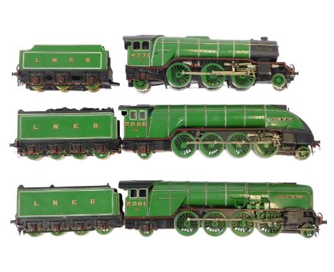Three OO gauge locomotives and tenders, being Green Arrow, Thane of Fife, and Cock O' The North. 