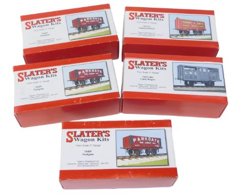 Slater's O gauge wagon kits, including 7057 CH Chance and Hunt, 7023 LMS cattle wagon, 7040P park gate (x3). (5)