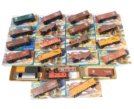 Various Roundhouse, Athearn and other HO gauge boxed rolling stock, including 5424 Athearn 34ft CS hopper Southern Railway, 5