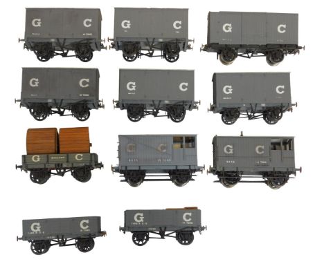 Kit built O gauge rolling stock, including Great Central fifteen tonne brake van, Great Central plank vans, Great Central ten