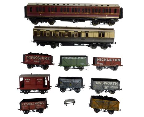 O gauge rolling stock, including plank vans, coaches, etc. (1 tray)