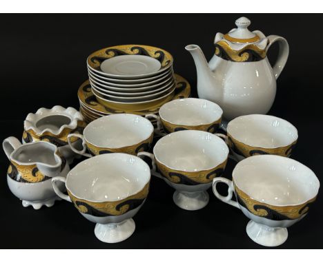 A quantity of contemporary Royal Doulton 'Wedge-wood' pattern tea and dinner wares comprising seven dinner plates, eight side