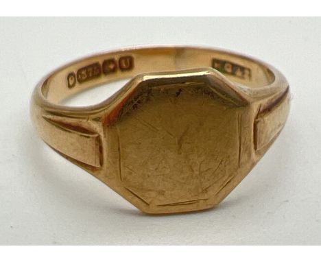 A vintage 9ct gold octagonal shaped signet ring with shaped shoulders and empty cartouche. Hallmarks to inside of band. Size 