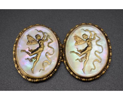 A Czechoslovakian gilt metal and mother-of-pearl belt buckle, 6.5cm. 