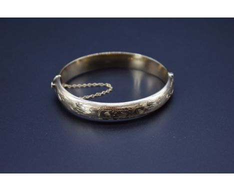 A 9ct gold hinged bangle,&nbsp;16g. 