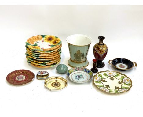 A mixed lot of ceramics to include; a halcyon days porcelain planter on stand mint green elephant design 17cmH, a Chinese exp