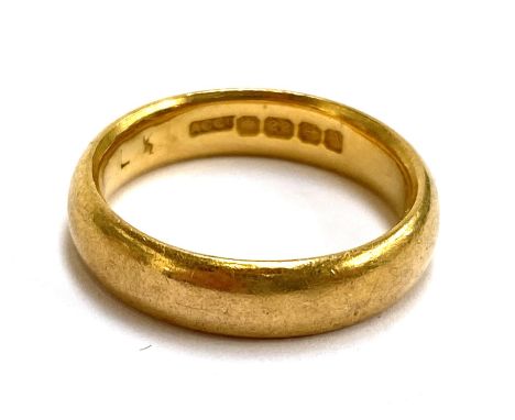 A 22ct gold wedding band, size K 1/2, hallmarked for ACC, Birmingham, 1925, 6.4g
