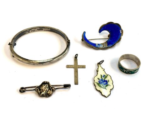 A small lot of silver jewellery to include child's bangle, Birmingham, 1923, Art Nouveau lady bar brooch, green enamel foliat
