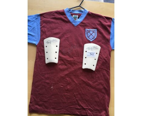 Tony Cottee Match Worn West Ham Signed Football Memorabilia: A pair of shin pads that he wore whilst playing for West Ham bot