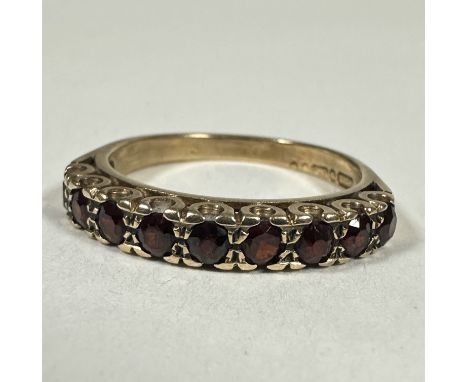 A 9ct gold nice stone Garnet set half eternity style ring, Q/R. 2.69g