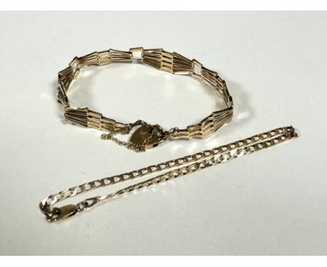 A 9ct gold gate link style bracelet with safety chain and heart shaped padlock, (D x 8cm) shows no signs of damage or hard so