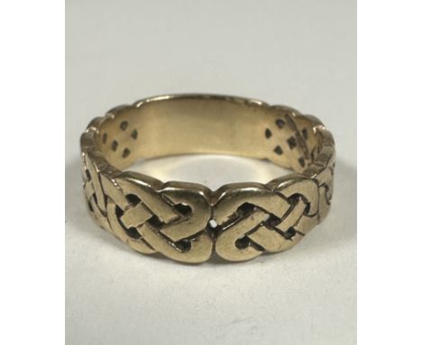 A Gents large 9ct gold Celtic knot style ring, V. 5.64g