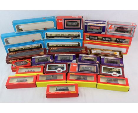 27 Boxed OO gauge model railway items of rolling stock to include Hornby x 9, Airfix x 5, Dapol x 7, Airfix x 2, Lima x 3 and