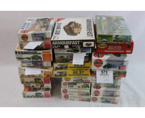 25 boxed Military model kits to include 7 x 1:72 Airfix featuring 01314, 03301, 01323, 01314 (x3), 02318, 4 x HO/OO scale Air