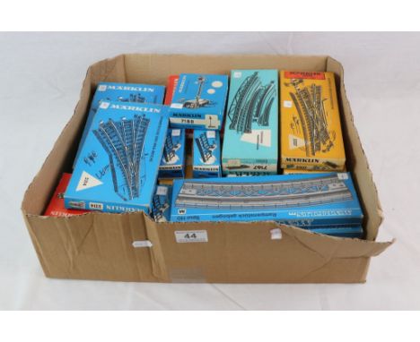 Collection of boxed Marklin HO scale track and points, 32 boxed items in total featuring 5214, 5207, 7188, 7269 etc