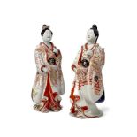A LARGE PAIR OF JAPANESE IMARI PORCELAIN BIJIN, 17TH CENTURY