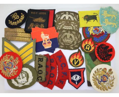 Collection of mixed military fabric badges. P&amp;P Group 1 (£14+VAT for the first lot and £1+VAT for subsequent lots) 