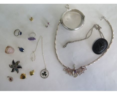 A selection of silver and other jewellery 