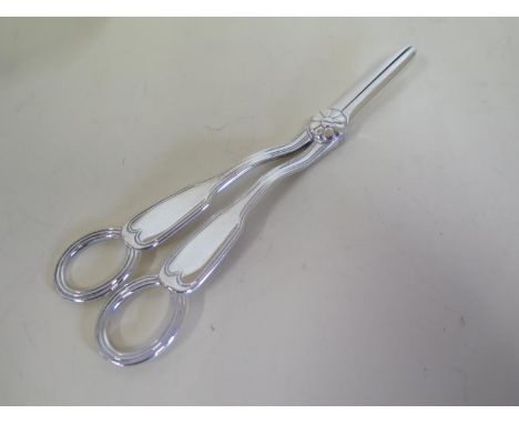 A pair of silver grape shears, 19cm long, approx 3.5 troy oz 