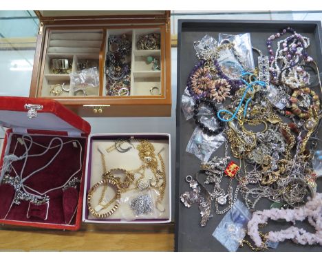 A quantity of silver and other costume jewellery 