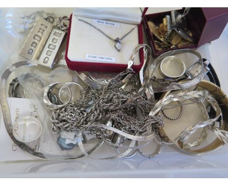 A collection various pieces of silver jewellery including 2 silver ingots, rings, necklaces, approximately 7toz also with som