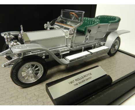 A Franklin mint model of a 1907 Rolls Royce Silver Ghost in 1/24 scale, the model with complete paper work and packaging toge