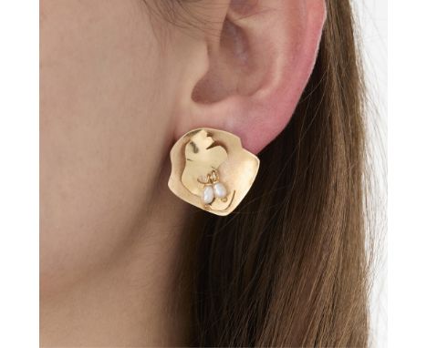 Vicki Thayler 14k yellow gold stud earrings of amorphous form with two baroque pearls suspended from the center. With plastic