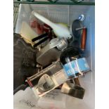 Lot d'items variés de cuisine dans 2 bacs