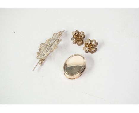 EDWARDIAN SILVER OVAL PILL BOX, the hinged lid having an engraved border, Birmingham 1905; a silver filigree leaf spray BROOC