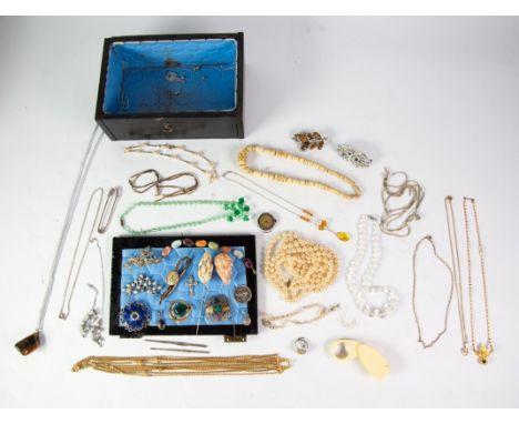 SELECTION OF COSTUME JEWELLERY including a large pebble shaped tiger's eye pendant and chain and a floral pattern brooch, wit