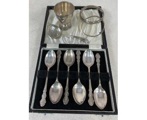 An Elizabeth II hallmarked silver cased set of six coffee spoons, Birmingham 1973, a silver sifting spoon, a silver egg cup a