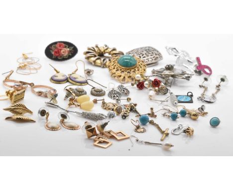 A small quantity of costume jewellery including a 9ct yellow gold abacus tie pin (approx 1.1g), yellow metal earrings, etc.