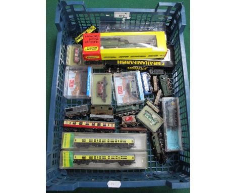 A quantity of British outline N gauge locomotives and rolling stock by Graham Farish, Peco and Minitrix, including three ex-G