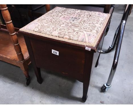 An Edwardian mahogany commode