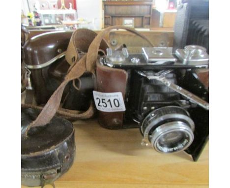 A Zeiss Ikon Pronto-LK camera with case and a Zeiss Ikon Compur rapid camera with case, untested.