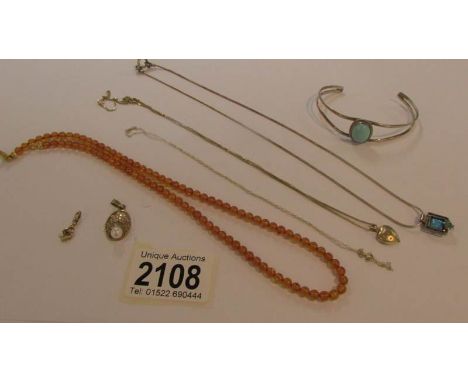 A mixed lot of jewellery including bangle, pendant, necklace, gold silver and amber,